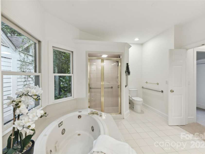 2411 Calais Place, Charlotte, NC 28211.  MLS# CAR4231832, YatesRealty ID 8335. Shower and tub