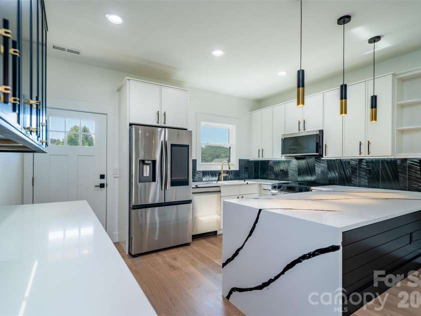253 Eagles Eye Drive, Hendersonville, NC 28792.  MLS# CAR4359897, YatesRealty ID 8335. 