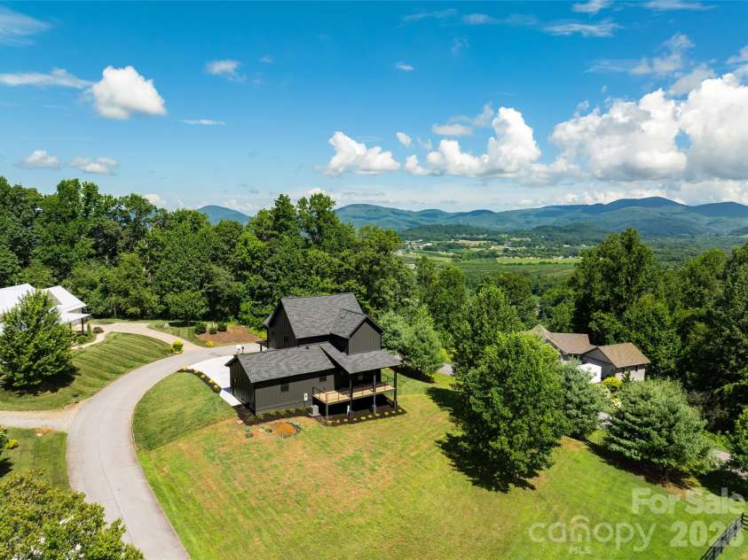 253 Eagles Eye Drive, Hendersonville, NC 28792.  MLS# CAR4359897, YatesRealty ID 8335. 