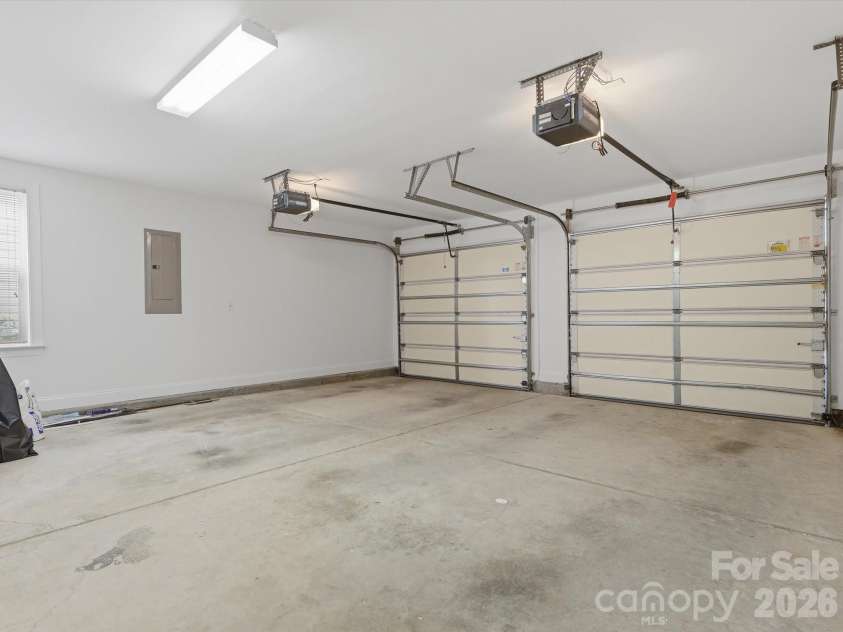 1022 Fleming Lane, Matthews, NC 28104.  MLS# CAR4375800, YatesRealty ID 8336. Large 2 car garage