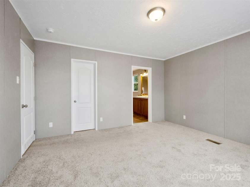 66 Drexel Road, Hendersonville, NC 28739.  MLS# CAR4241409, YatesRealty ID 8338. 