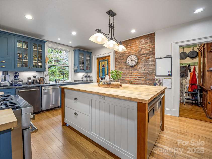177 Cumberland Avenue, Asheville, NC 28801.  MLS# CAR4179841, YatesRealty ID 834. 