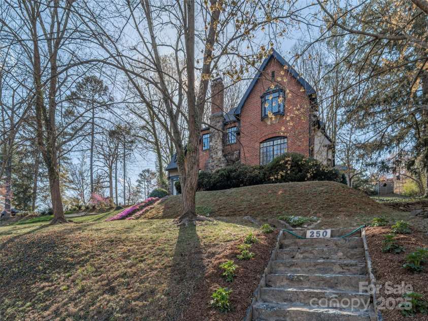 250 Kimberly Avenue, Asheville, NC 28804.  MLS# CAR4243224, YatesRealty ID 8340. 