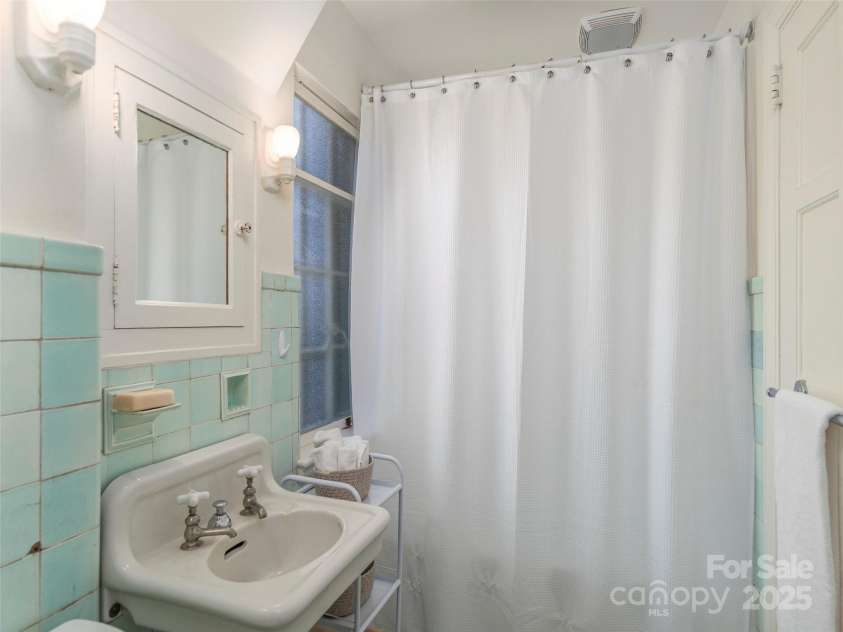 250 Kimberly Avenue, Asheville, NC 28804.  MLS# CAR4243224, YatesRealty ID 8340. 