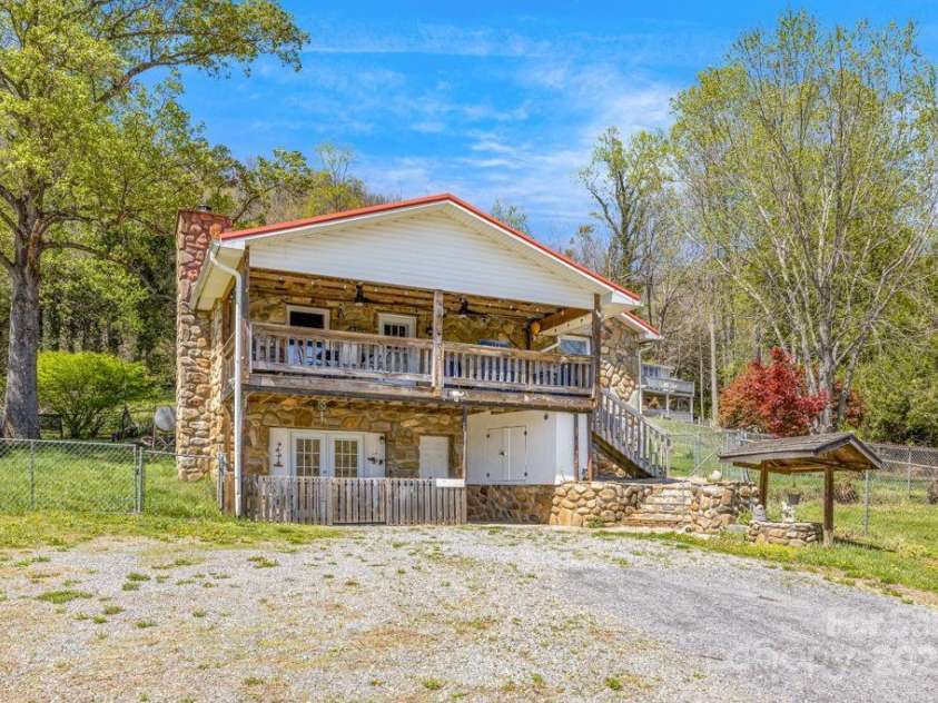 10 Winter Haven Lane, Black Mountain, NC 28711.  MLS# CAR4247075, YatesRealty ID 8345. 