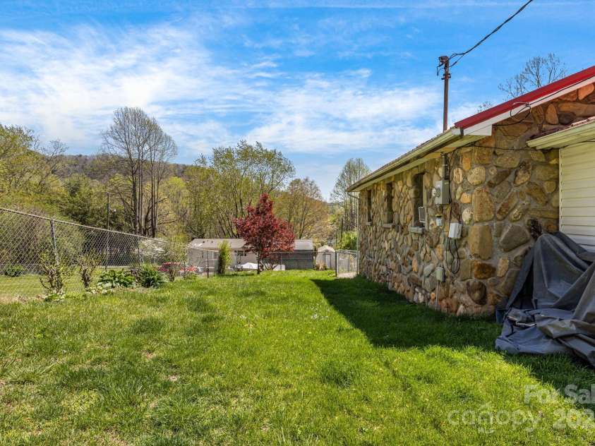 10 Winter Haven Lane, Black Mountain, NC 28711.  MLS# CAR4247075, YatesRealty ID 8345. 