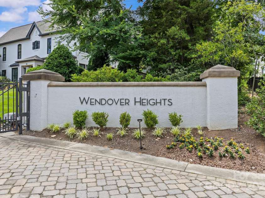 224 Wendover Heights Circle, Charlotte, NC 28211.  MLS# CAR4306607, YatesRealty ID 8345. 