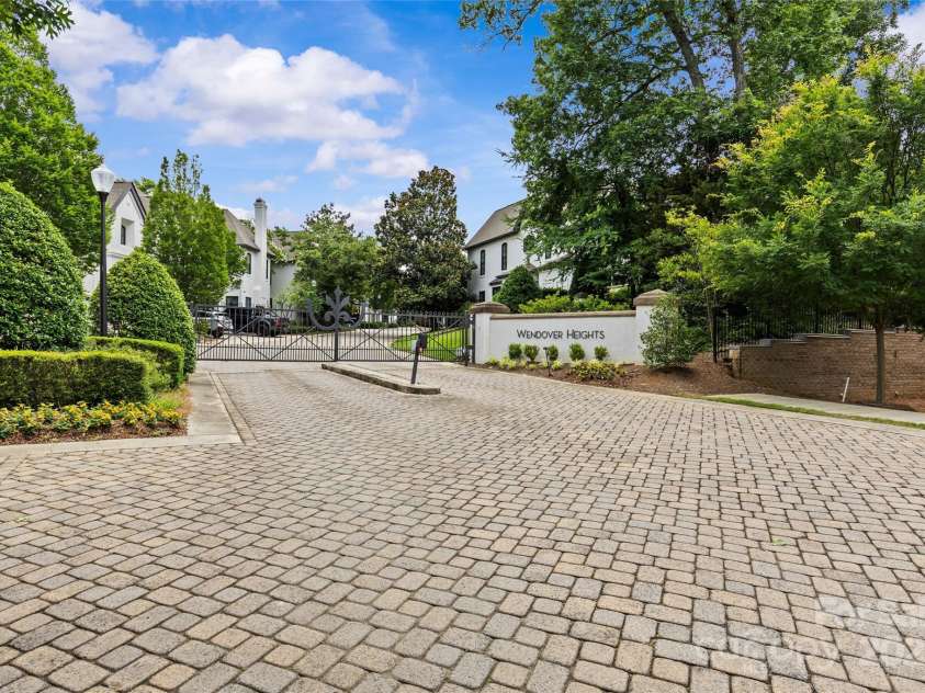 224 Wendover Heights Circle, Charlotte, NC 28211.  MLS# CAR4306607, YatesRealty ID 8345. 
