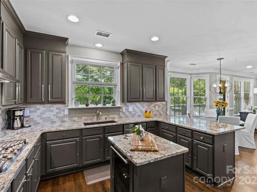 224 Wendover Heights Circle, Charlotte, NC 28211.  MLS# CAR4306607, YatesRealty ID 8345. 