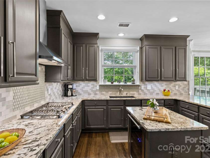224 Wendover Heights Circle, Charlotte, NC 28211.  MLS# CAR4306607, YatesRealty ID 8345. 