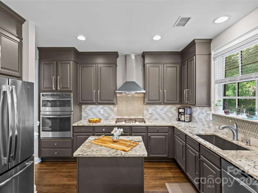 224 Wendover Heights Circle, Charlotte, NC 28211.  MLS# CAR4306607, YatesRealty ID 8345. 