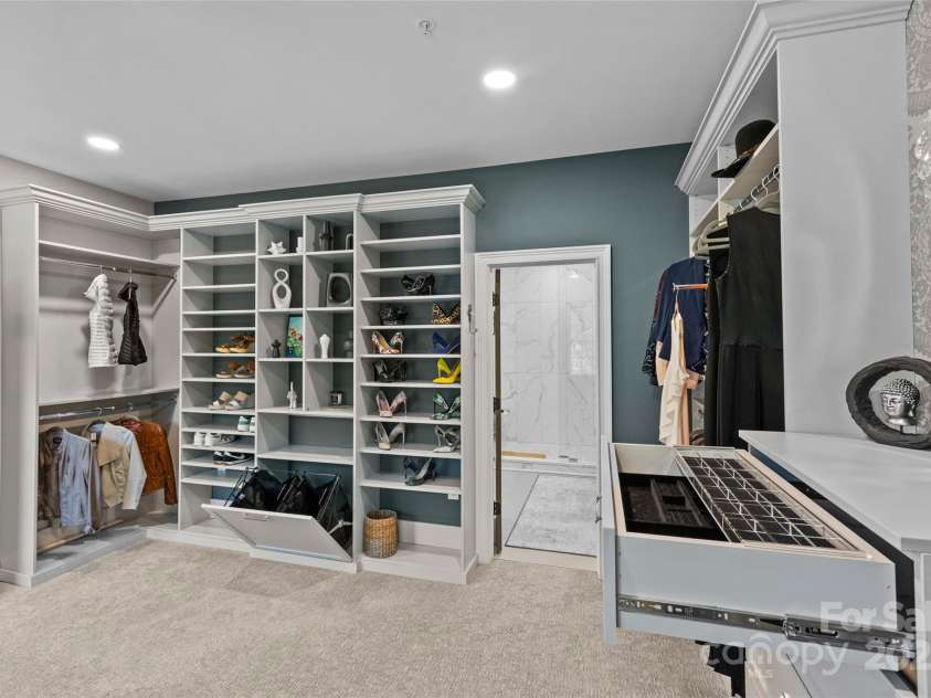 224 Wendover Heights Circle, Charlotte, NC 28211.  MLS# CAR4306607, YatesRealty ID 8345. 