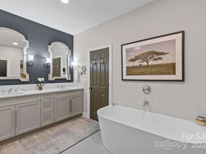 224 Wendover Heights Circle, Charlotte, NC 28211.  MLS# CAR4306607, YatesRealty ID 8345. 