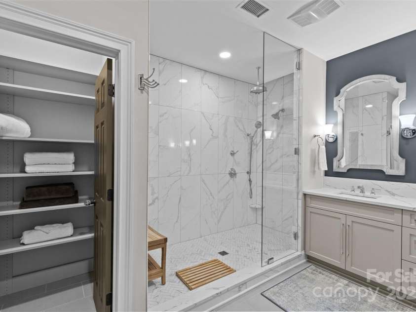 224 Wendover Heights Circle, Charlotte, NC 28211.  MLS# CAR4306607, YatesRealty ID 8345. 