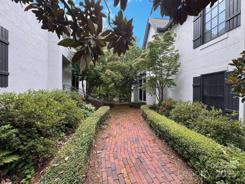 224 Wendover Heights Circle, Charlotte, NC 28211.  MLS# CAR4306607, YatesRealty ID 8345. 