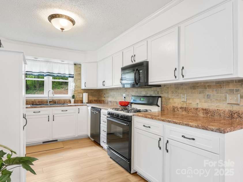 417 Royal Pines Drive, Arden, NC 28704.  MLS# CAR4247214, YatesRealty ID 8347. Kitchen