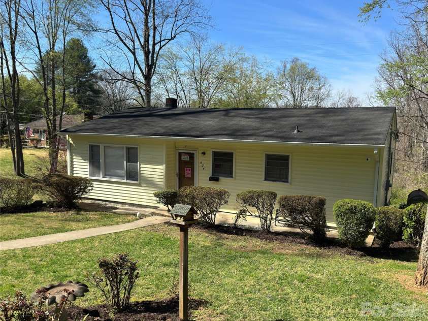 624 Broadway Street, Lenoir, NC 28645.  MLS# CAR4362870, YatesRealty ID 8347. 