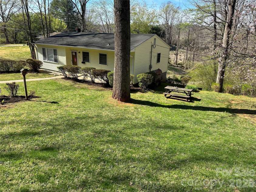 624 Broadway Street, Lenoir, NC 28645.  MLS# CAR4362870, YatesRealty ID 8347. 