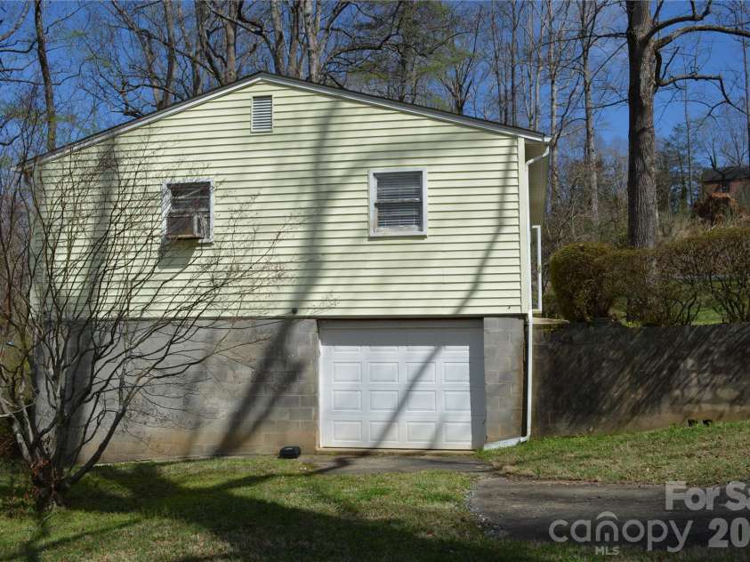 624 Broadway Street, Lenoir, NC 28645.  MLS# CAR4362870, YatesRealty ID 8347. 