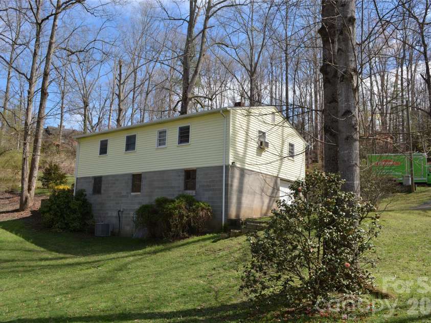 624 Broadway Street, Lenoir, NC 28645.  MLS# CAR4362870, YatesRealty ID 8347. 