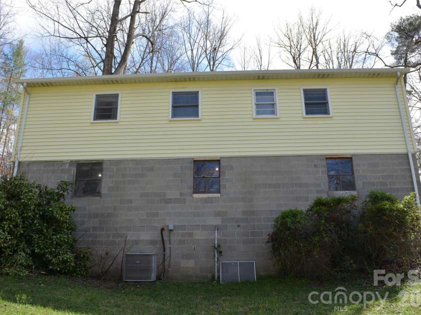 624 Broadway Street, Lenoir, NC 28645.  MLS# CAR4362870, YatesRealty ID 8347. 