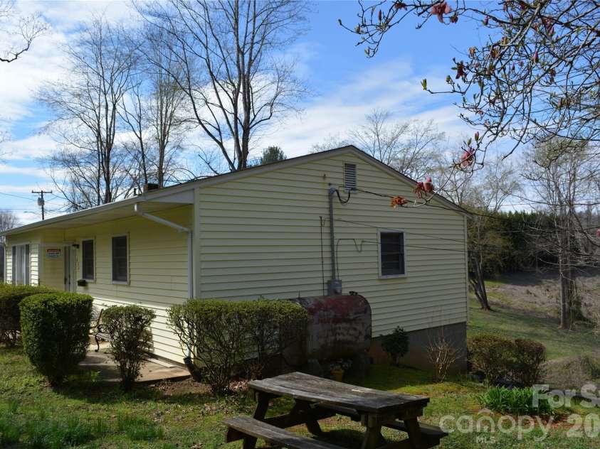 624 Broadway Street, Lenoir, NC 28645.  MLS# CAR4362870, YatesRealty ID 8347. 