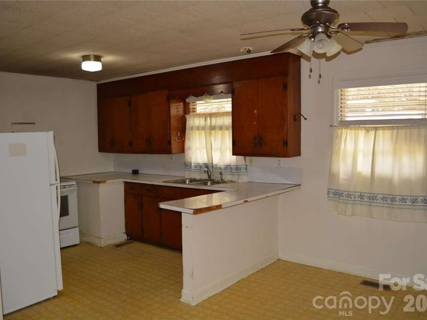 624 Broadway Street, Lenoir, NC 28645.  MLS# CAR4362870, YatesRealty ID 8347. 