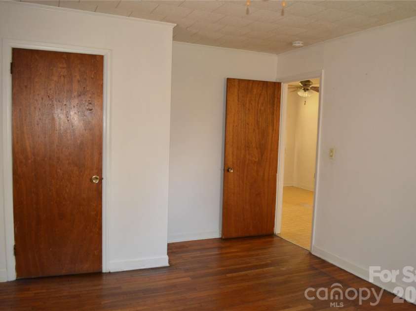 624 Broadway Street, Lenoir, NC 28645.  MLS# CAR4362870, YatesRealty ID 8347. 