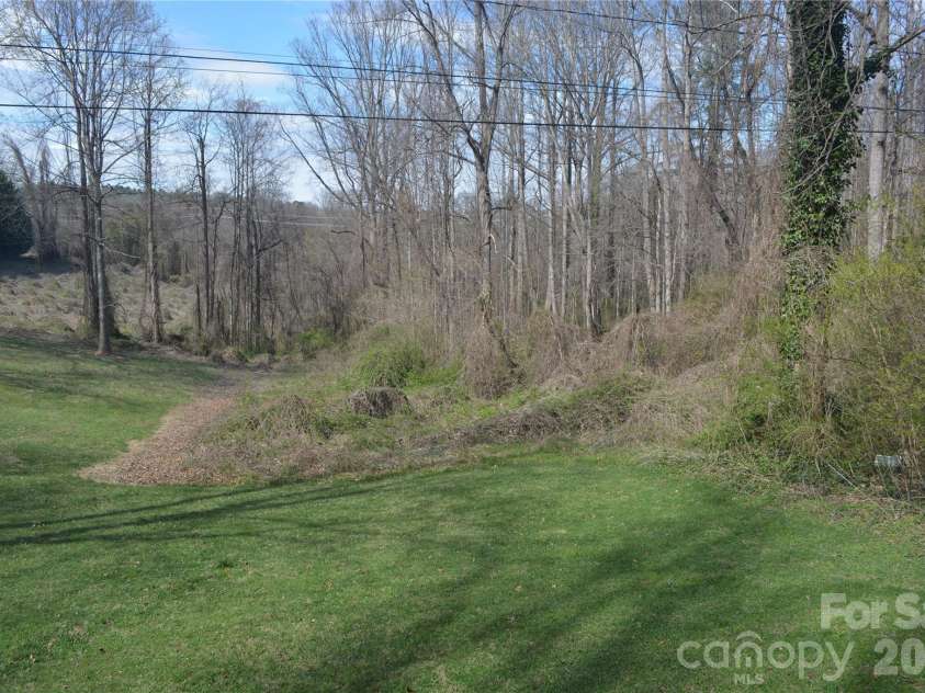 624 Broadway Street, Lenoir, NC 28645.  MLS# CAR4362870, YatesRealty ID 8347. 