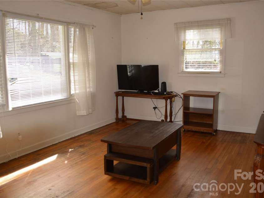 624 Broadway Street, Lenoir, NC 28645.  MLS# CAR4362870, YatesRealty ID 8347. 