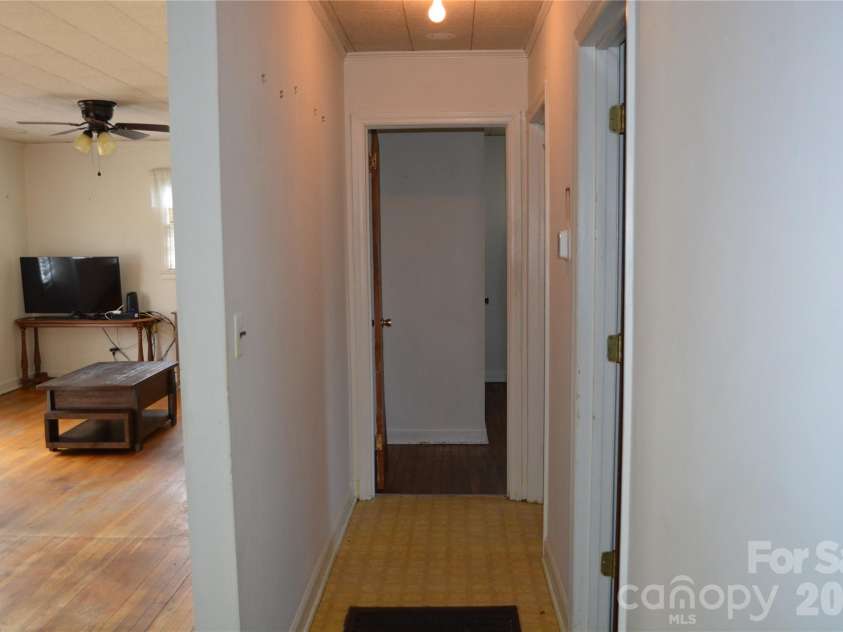 624 Broadway Street, Lenoir, NC 28645.  MLS# CAR4362870, YatesRealty ID 8347. 