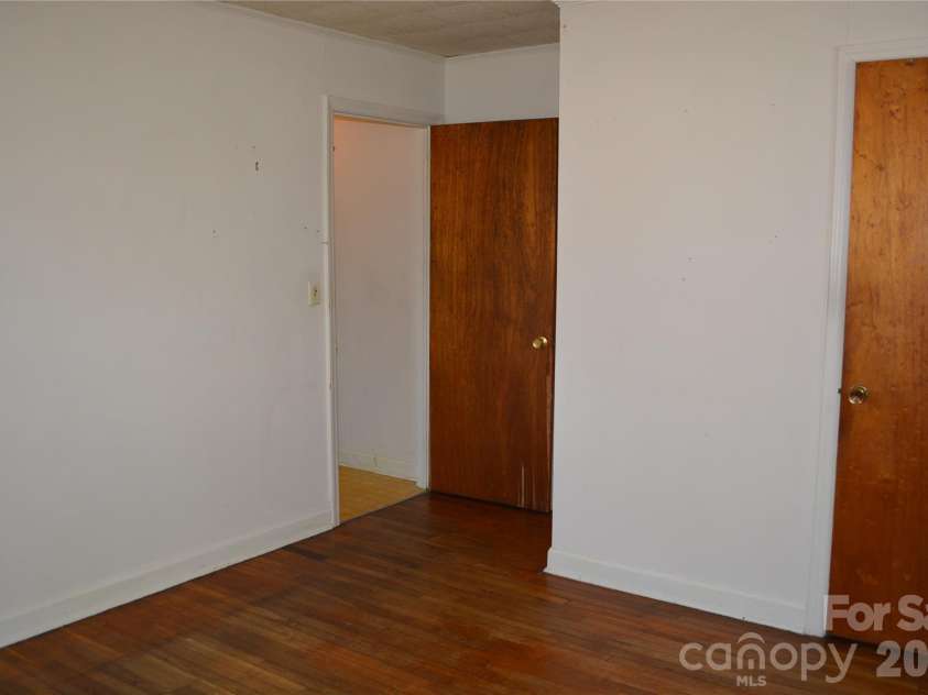 624 Broadway Street, Lenoir, NC 28645.  MLS# CAR4362870, YatesRealty ID 8347. 