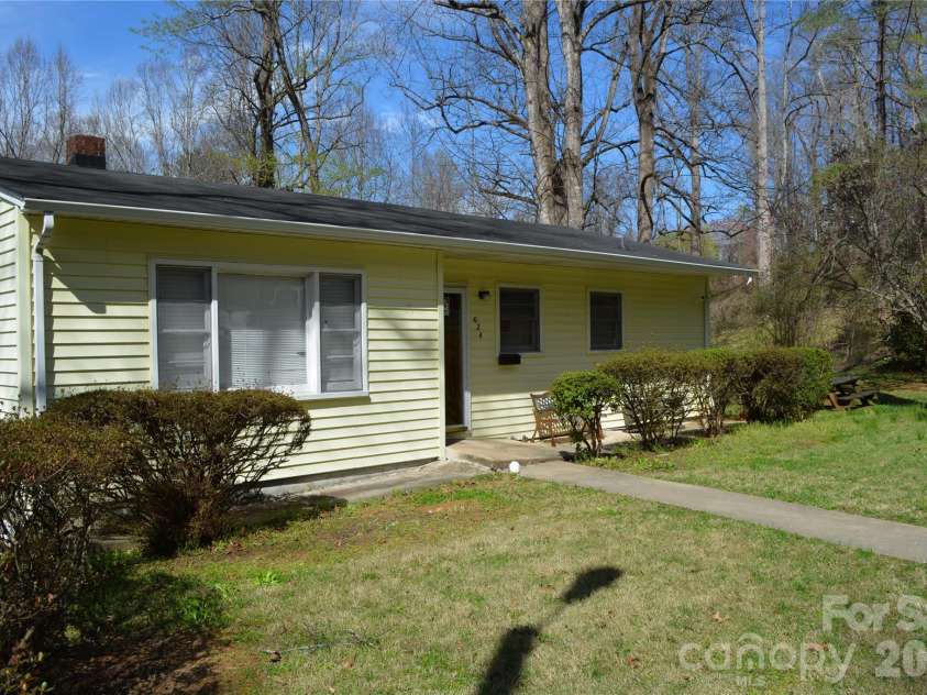 624 Broadway Street, Lenoir, NC 28645.  MLS# CAR4362870, YatesRealty ID 8347. 