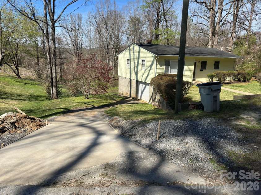 624 Broadway Street, Lenoir, NC 28645.  MLS# CAR4362870, YatesRealty ID 8347. 