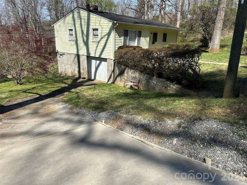 624 Broadway Street, Lenoir, NC 28645.  MLS# CAR4362870, YatesRealty ID 8347. 