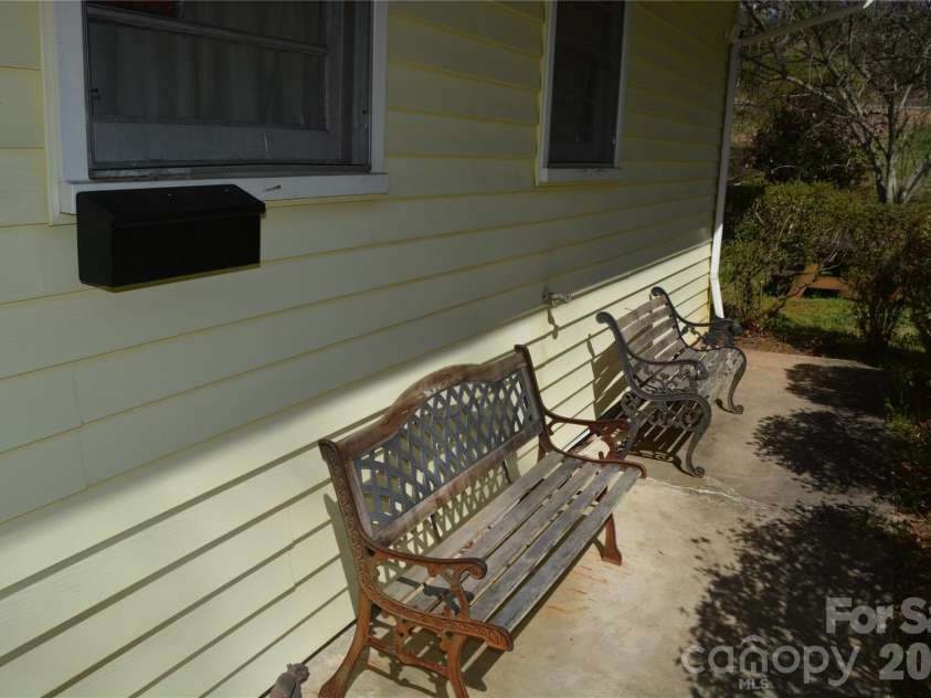 624 Broadway Street, Lenoir, NC 28645.  MLS# CAR4362870, YatesRealty ID 8347. 