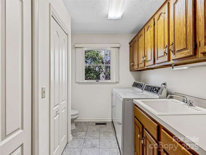 103 Brewster Circle, Hendersonville, NC 28791.  MLS# CAR4248765, YatesRealty ID 8348. 