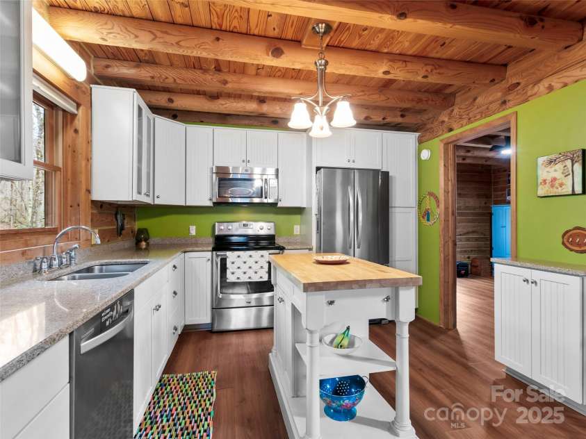 1239 Lower Loop Drive, Fletcher, NC 28732.  MLS# CAR4327631, YatesRealty ID 835. Newer appliances