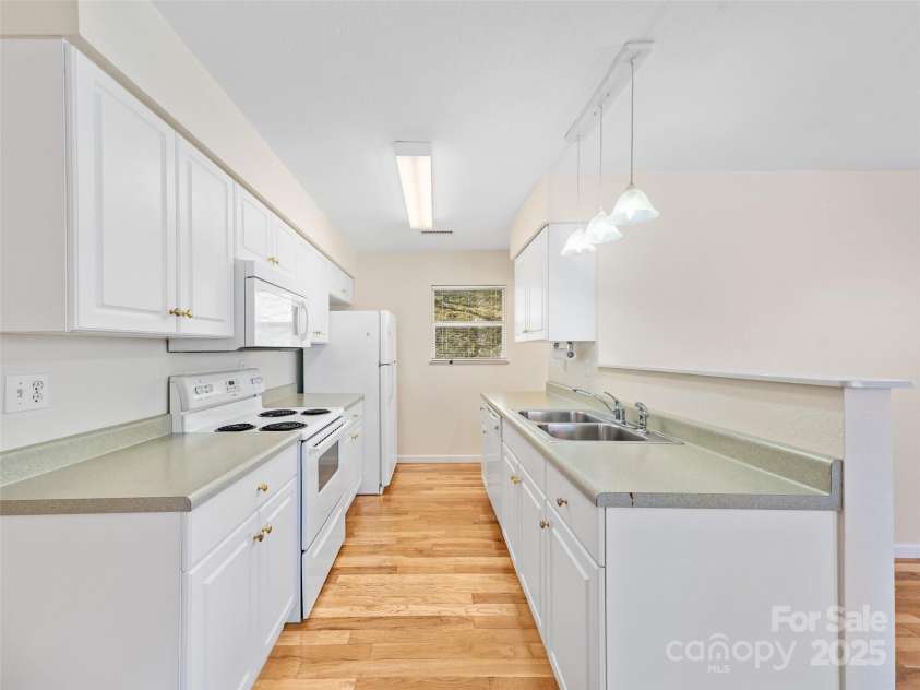 427 Johnson Cemetery Road, Bakersville, NC 28705.  MLS# CAR4239752, YatesRealty ID 835. 