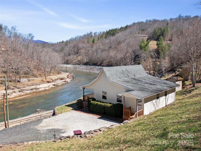 427 Johnson Cemetery Road, Bakersville, NC 28705.  MLS# CAR4239752, YatesRealty ID 835. 