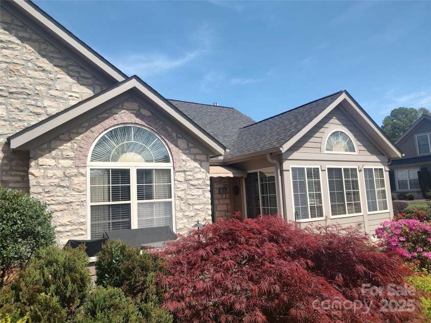 811 Wynnshire Drive, Hickory, NC 28601.  MLS# CAR4243704, YatesRealty ID 8352. 