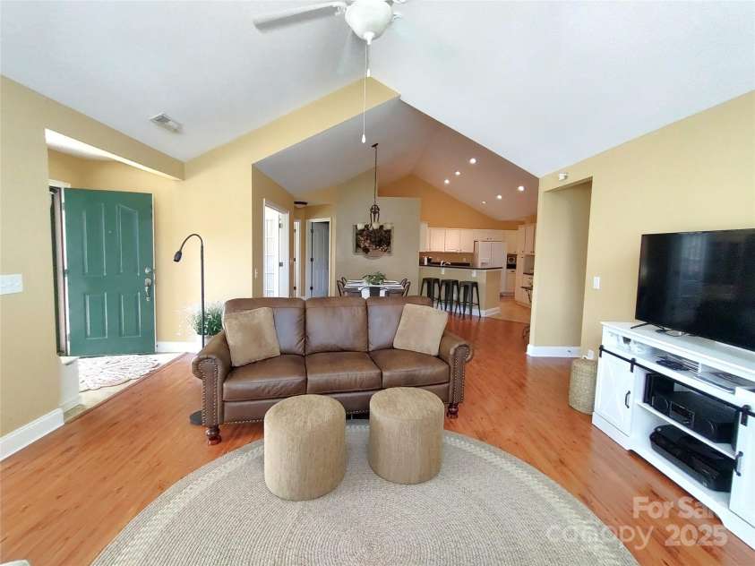 811 Wynnshire Drive, Hickory, NC 28601.  MLS# CAR4243704, YatesRealty ID 8352. 