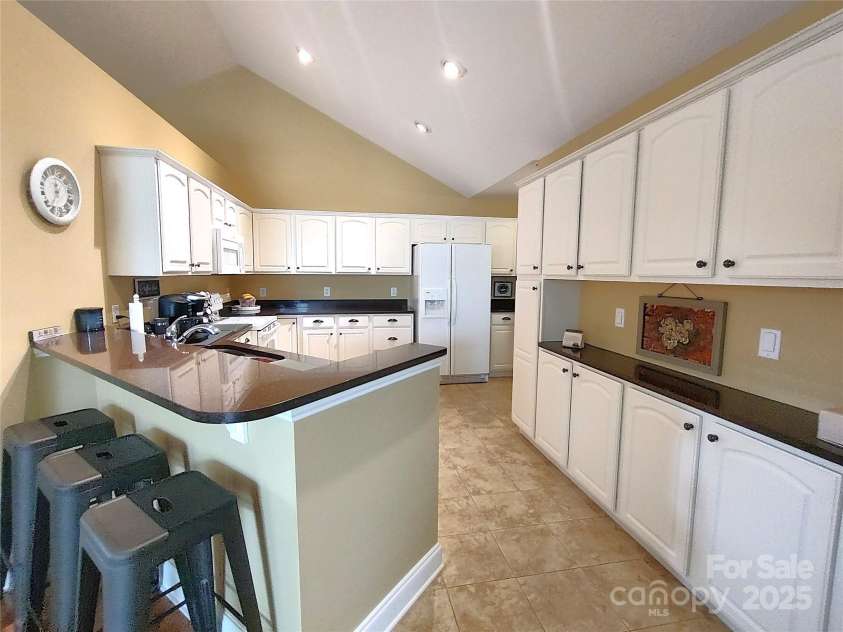 811 Wynnshire Drive, Hickory, NC 28601.  MLS# CAR4243704, YatesRealty ID 8352. 