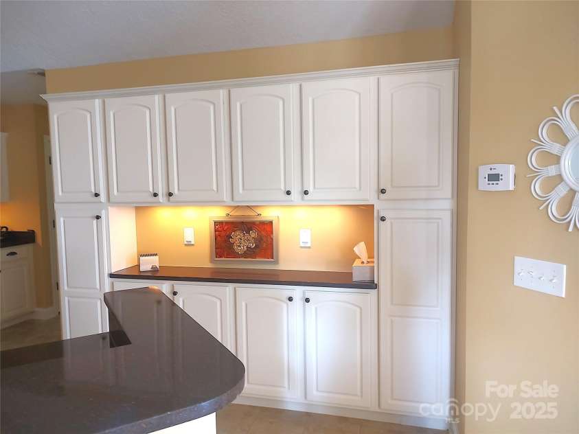 811 Wynnshire Drive, Hickory, NC 28601.  MLS# CAR4243704, YatesRealty ID 8352. 