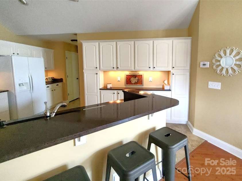 811 Wynnshire Drive, Hickory, NC 28601.  MLS# CAR4243704, YatesRealty ID 8352. 