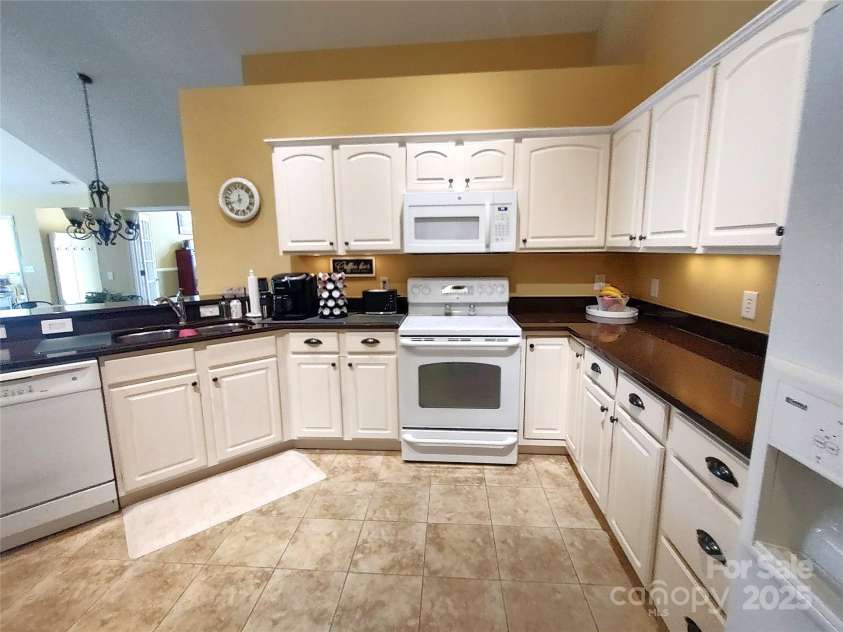 811 Wynnshire Drive, Hickory, NC 28601.  MLS# CAR4243704, YatesRealty ID 8352. 