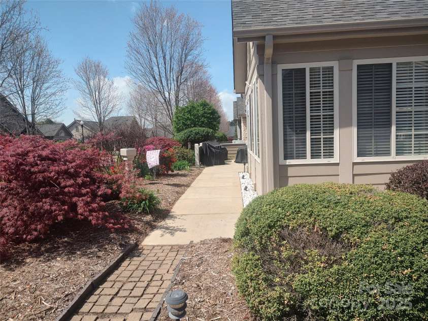 811 Wynnshire Drive, Hickory, NC 28601.  MLS# CAR4243704, YatesRealty ID 8352. 