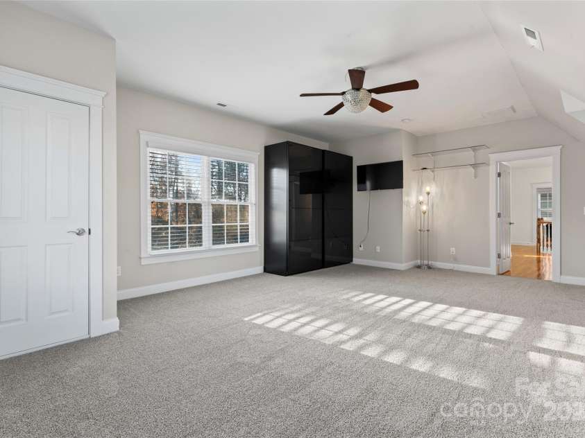 428 Vintage Hill Lane, Huntersville, NC 28078.  MLS# CAR4202236, YatesRealty ID 8353. BONUS ROOM WITH NEW CARPET