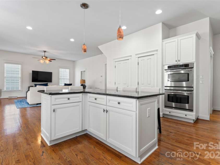 428 Vintage Hill Lane, Huntersville, NC 28078.  MLS# CAR4202236, YatesRealty ID 8353. DOUBLE OVENS