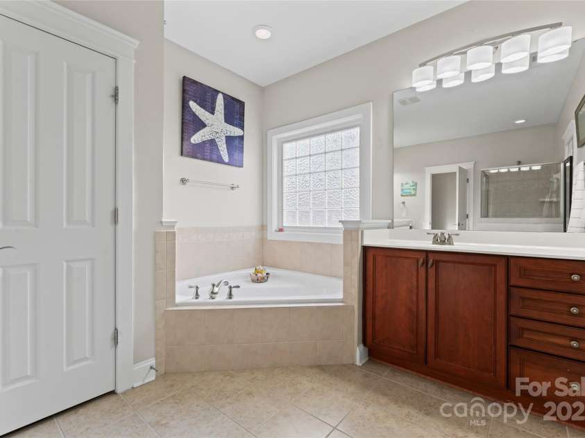 428 Vintage Hill Lane, Huntersville, NC 28078.  MLS# CAR4202236, YatesRealty ID 8353. PRIMARY BATHROOM WITH STANDUP SHOWER AND SOAKING TUB